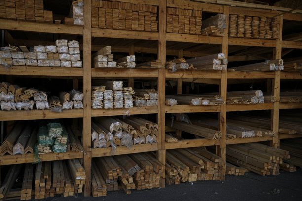 各种木质装饰条和模具，适用于木工和室内设计图片下载