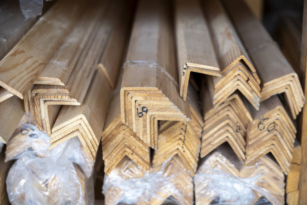 各种木质装饰条和模具，适用于木工和室内设计图片下载