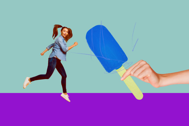 流行艺术风格的完整杂志照片拼贴，快乐的女孩和男孩手持冰淇淋和冰冻果汁，享受夏季甜点的美味。图片下载