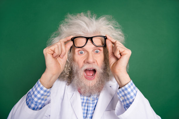 震惊、惊讶、疯狂的老科学家医生在绿色背景下因难以置信的研究而感到困扰的照片图片下载