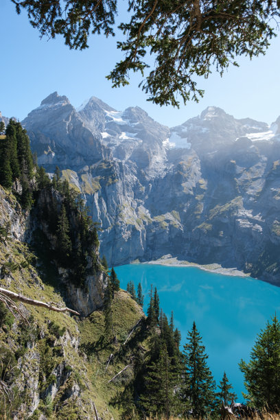 瑞士阿尔卑斯山上俯瞰奥伊施湖（Oeaschinensee）的风景照片图片下载