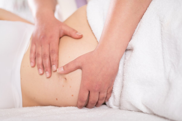 按摩师为孕妇按摩腹部图片下载