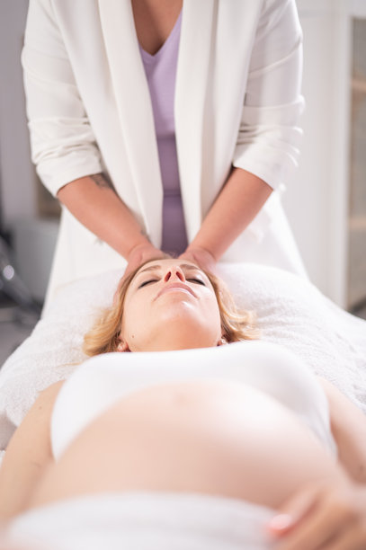 孕妇正在接受按摩师的头部按摩图片下载