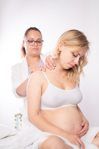 孕妇正在接受物理治疗师的放松按摩图片下载