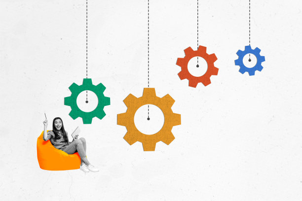 快乐女孩坐在豆袋椅上，手持笔记本和笔，寻找创意，背景为涂鸦风格的齿轮优化拼贴照片。图片下载