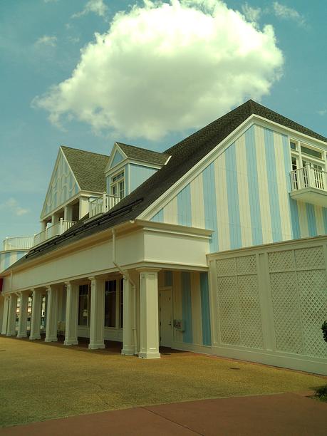 2025年春季户外淡蓝色和白色条纹建筑的情绪电影照片图片下载