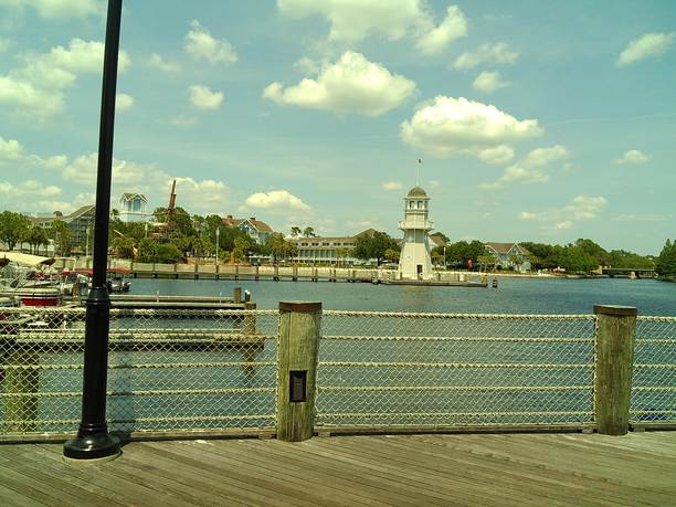 2025年春季户外栈道上的水景情绪电影照片图片下载