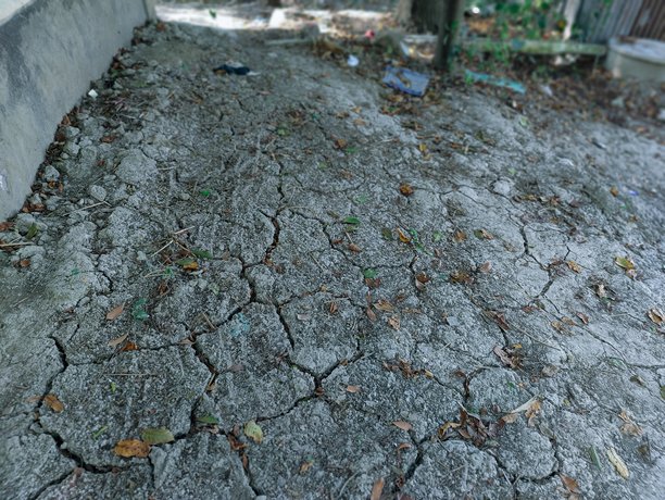 村庄地面裂开的田地特写照片图片下载