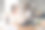 穿着白色开衫的可爱忙碌的女老板在室内房间阅读文件准备签字的照片图片下载