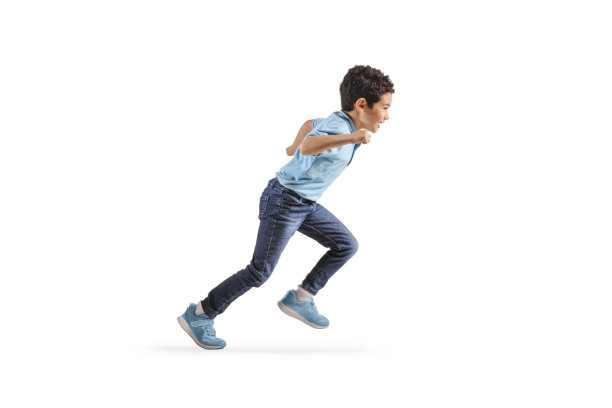 快乐的亚洲男孩全身侧面跑步的照片图片下载