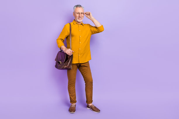 成熟男性手触摸眼镜的全身照片，背景为紫色。图片下载