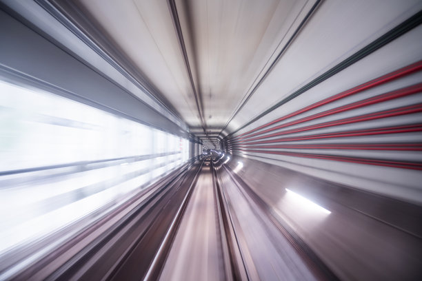 长时间曝光的地铁隧道照片，展现运动和深度图片下载