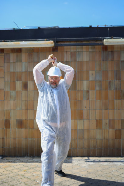 户外挥舞棒球棍的愤怒房间参与者。压力释放服务推广照片图片下载