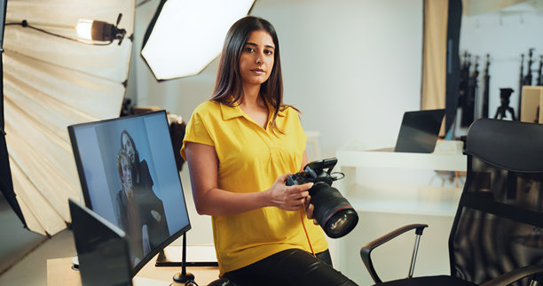 肖像，摄影师与手持相机的女性，专注于项目或照片的决策。后期制作，屏幕和使用科技的人，适合杂志，艺术家在工作室中为图像感到自豪。图片下载