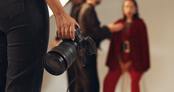 手、摄影师和制作人员、相机以及时尚杂志和摄影棚的照片。后台、拍摄和团队与媒体机构的项目，创意或摄影设备。图片下载