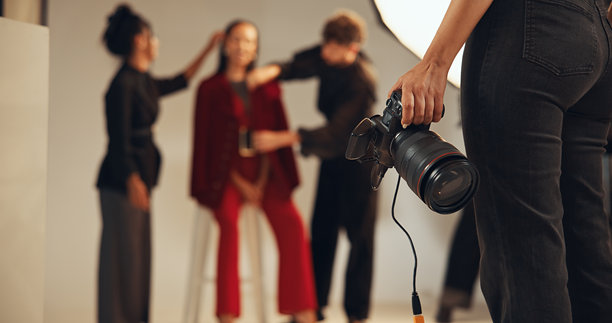 手、摄影师和后台人员，摄影机和时尚杂志的照片。技术、拍摄和媒体机构的项目团队，创意或设备在幕后。图片下载