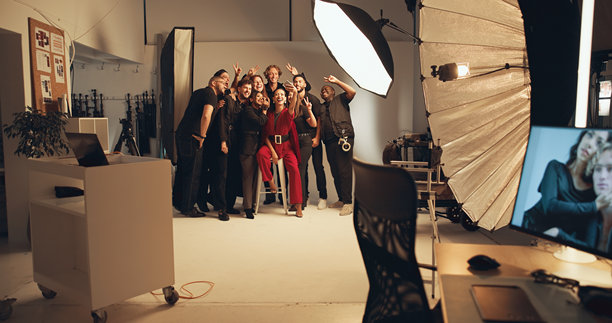 人们、模特和自拍在摄影棚进行拍摄，更新个人资料照片和制作过程。团队、摄影以及和平手势的幕后花絮，社交媒体发布和合作选角。图片下载