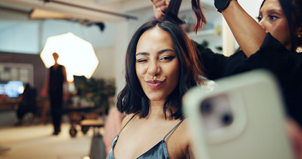 女性，造型师，在摄影工作室自拍时尚，适用于社交媒体帖子和杂志。人们，美妆师和网红的采访、拍摄制作以及行业幕后花絮的照片。图片下载