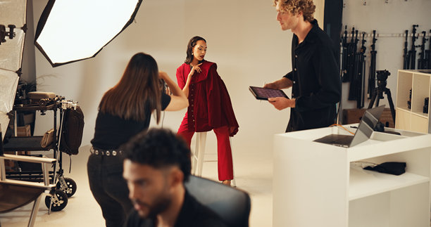 摄影棚中的拍摄，摄影师与模特，创意与时尚杂志或制作的照片。后台，团队与媒体机构的项目，摄影用的相机和设备。图片下载