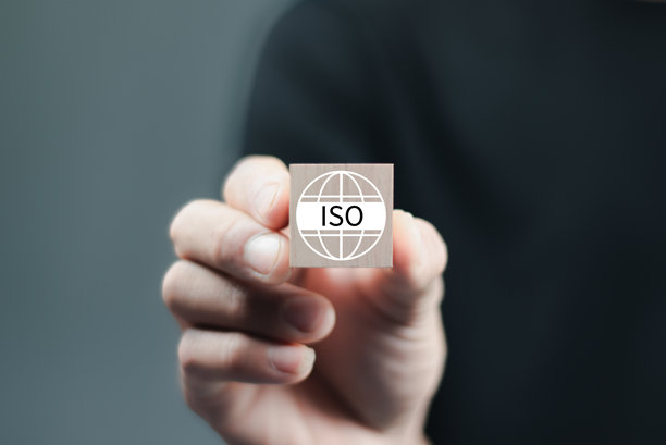 ISO标准质量控制、保证和保修商业技术概念。在智能背景上触摸带有ISO和地球图标的屏幕。ISO标准认证。现代ISO横幅。图片下载