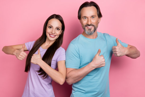 心情愉快的可爱已婚夫妇照片，推荐用于产品广告，背景为粉色。图片下载