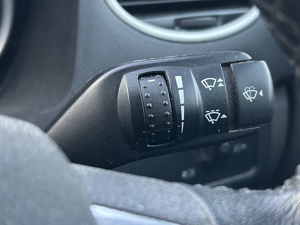 汽车窗户雨刷控制杆特写图片图片下载