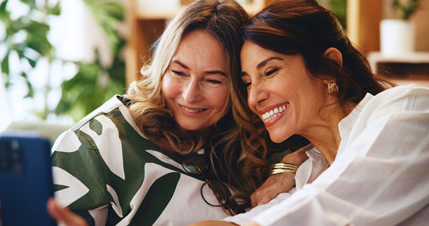 老年女性、女儿和自拍在家中，增进感情或记录回忆以便社交媒体发布。家庭、母亲节和快乐的女性，微笑的照片和健康的家庭关系。图片下载