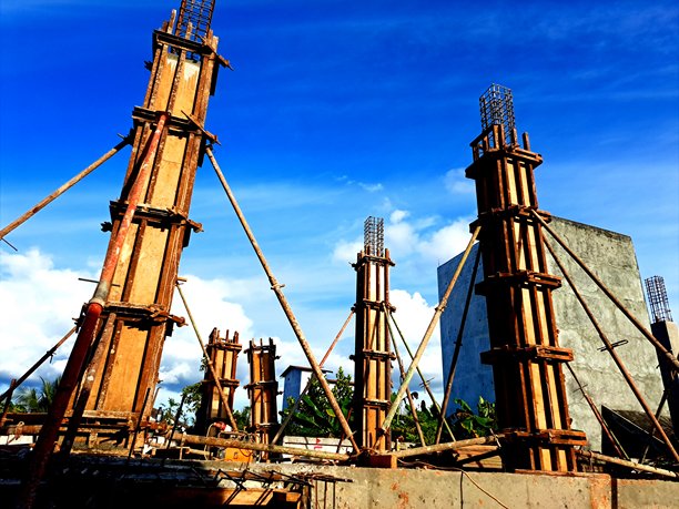 建筑柱模板的照片，施工项目活动图片下载