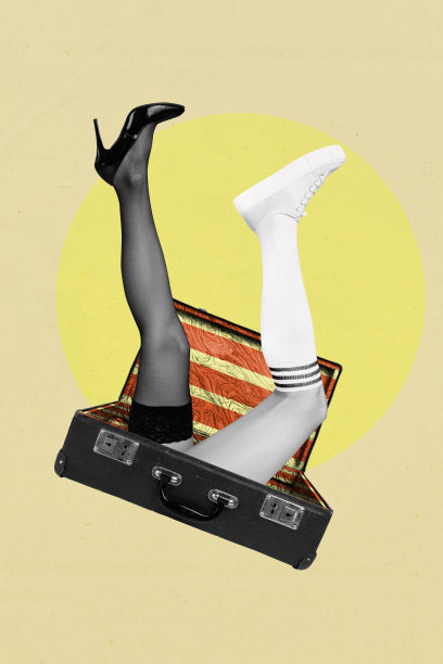 复合趋势艺术作品，3D照片拼贴，年轻女性模特的无身体腿部，性感迷人，穿着高跟运动鞋，旁边有行李。图片下载