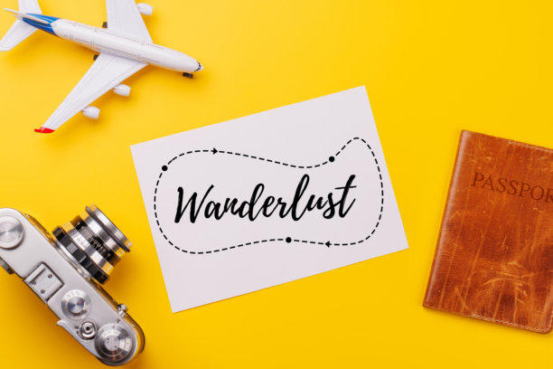 旅行主题的平铺布局，包含空白照片卡、相机、玩具飞机和护照图片下载