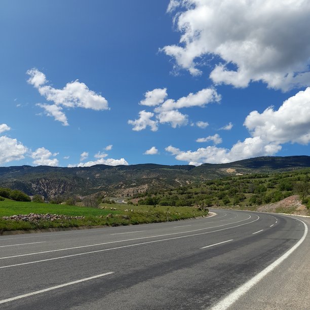 土耳其锡瓦斯省一条绿植环绕的高速公路和山丘的照片图片下载