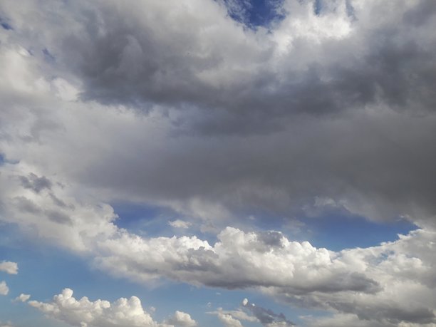 天空被部分云层覆盖的照片图片下载