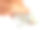 一只手握着一张崭新的100美元钞票的特写图像，代表着金融交易、经济交换以及现金在个人和商业财务中的力量。库存照片图片下载