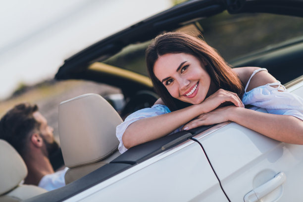 一对迷人的情侣穿着休闲服装，开着敞篷车在乡村进行夏季旅行的照片图片下载