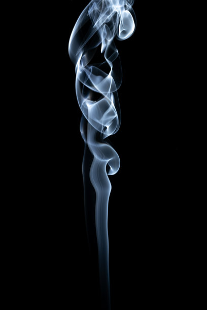 黑色背景上的白色烟雾垂直照片。对比鲜明的烟雾。图片下载