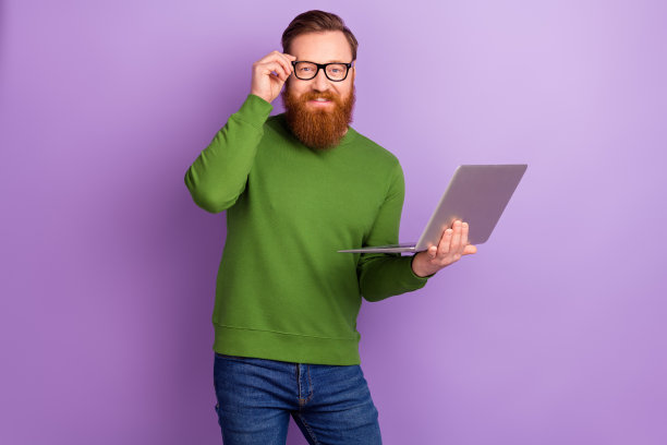 心情愉快的英俊商人在紫色背景下专注于新项目的工作照片图片下载