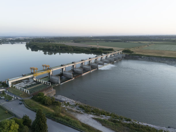 在春季的日落时分拍摄的这张无人机照片展示了波河上的塞拉菲尼岛大坝，新的鱼类通道在经过数十年的上游迁徙阻塞后，重新连接了鲟鱼和鳗鱼的栖息地。图片下载