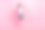 成熟的棕发女士穿着衬衫、牛仔裤和运动鞋在粉色背景上跳跃自拍的全身照片图片下载