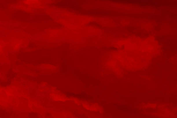 红色云彩纹理背景。模糊的红色天空与云朵的照片。图片下载