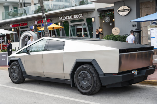 2024特斯拉赛博卡车电动皮卡车。特斯拉赛博卡车的电动汽车。停在户外的特斯拉赛博卡车。特斯拉赛博卡车，侧面视角。图片下载