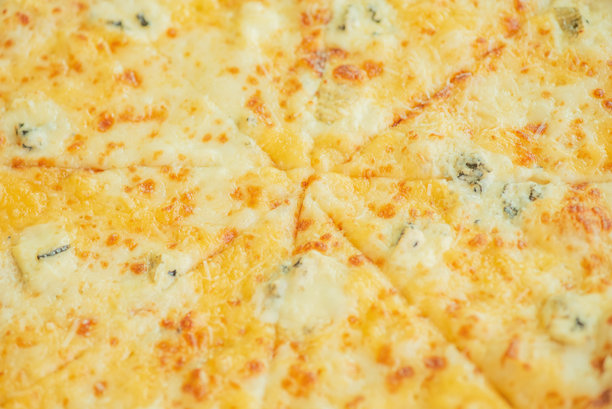 四种奶酪披萨的背景特写照片。图片下载