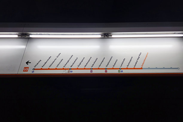 城市地铁线路图，带有照明标识以便公共交通导航图片下载