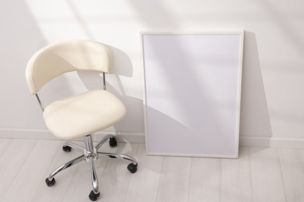 现代简约室内空框的模型，背景为白色墙壁，配有椅子和晨光。艺术品、画作、照片或海报的模板。图片下载