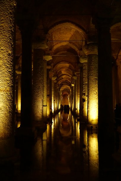 伊斯坦布尔地下水宫内部的照片，展示了柱子的图案及其在地下水中的倒影图片下载