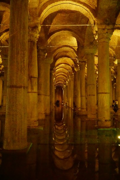伊斯坦布尔地下水宫内部的照片，展示了柱子的图案及其在地下水中的倒影图片下载