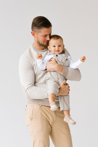 男人怀抱着一个孩子。这张照片捕捉了父子之间在父亲节温暖而充满爱的时刻。图片下载