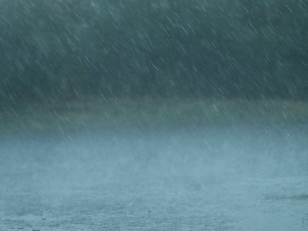 偏斜的雨水横向照片。图片下载