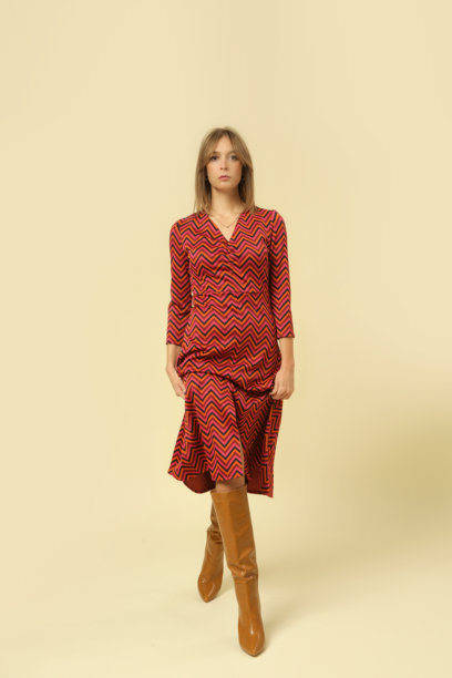 一系列女模特穿着红色图案中长裙的工作室照片，秋冬时尚系列。图片下载