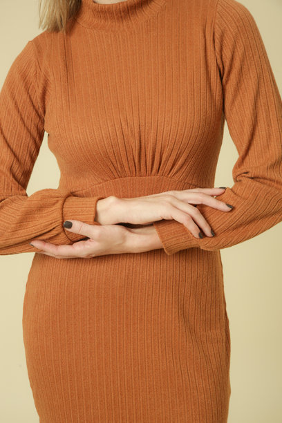 一系列女性模特穿着编织米色中长裙的工作室照片，秋冬时尚系列图片下载