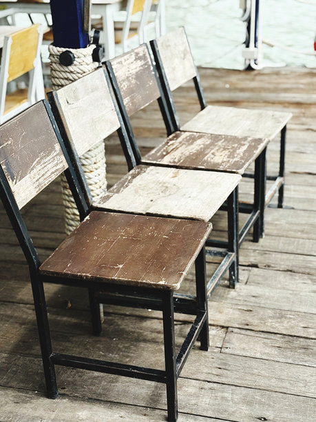 咖啡馆里的木椅 - 复古风格的图片。图片下载